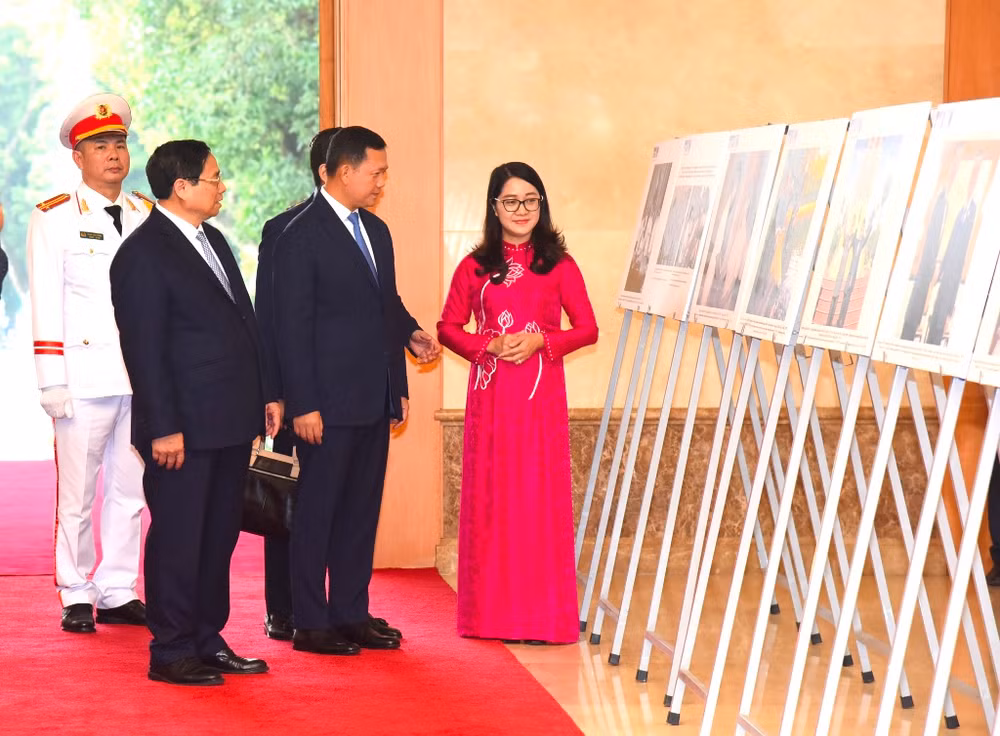 Thủ tướng Phạm Minh Chính và Thủ tướng Vương quốc Campuchia Samdech Moha Bovor Thipadei Hun Manet tham quan Triển lãm ảnh về quan hệ hợp tác giữa hai nước.