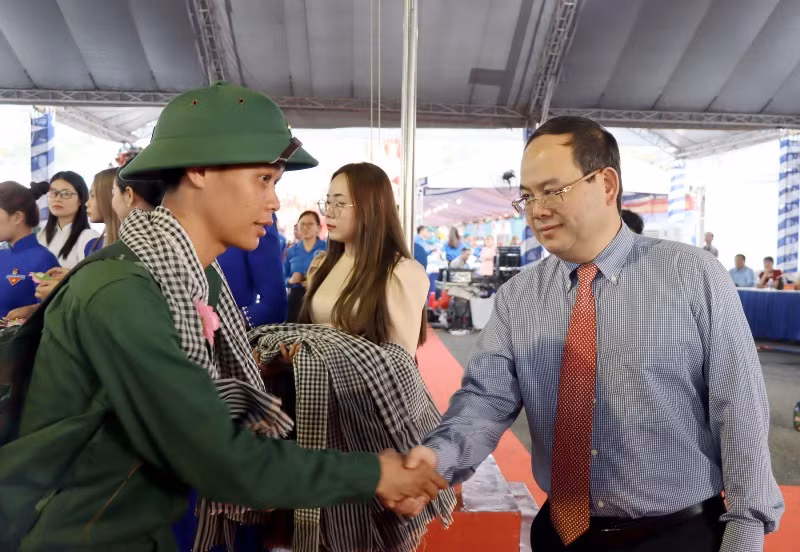 Lãnh đạo Tỉnh ủy Đồng Nai động viên thanh niên lên đường nhập ngũ tại điểm giao nhận quân thành phố Biên Hòa. 