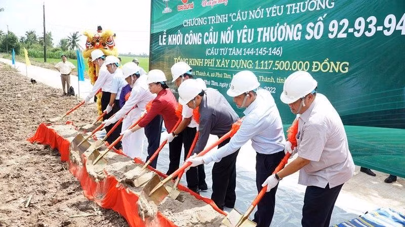 Lãnh đạo tỉnh Sóc Trăng và các nhà tài trợ thực hiện nghi thức khởi công cụm cầu nông thôn.