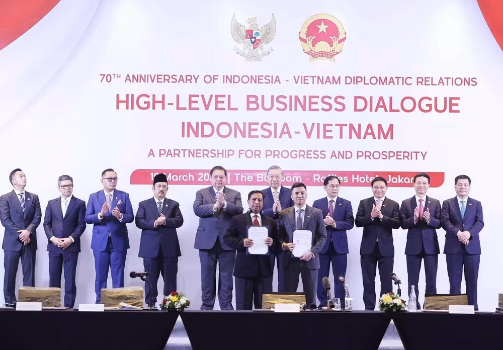 Lãnh đạo hai nước chứng kiến lễ ký các văn kiện trong nhiều lĩnh vực tại tọa đàm ngày 10/3 ở Jakartar, Indonesia. Ảnh: TTXVN.
