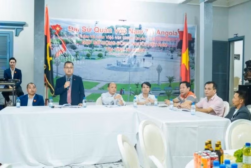 Đoàn công tác của Đại sứ quán Việt Nam tại Angola gặp mặt đại diện Hội người Việt tại Huambo. (Nguồn ảnh: Đại sứ quán Việt Nam tại Angola)