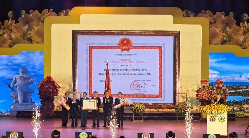 Thừa ủy quyền của Thủ tướng Chính phủ, Thứ trưởng Nông nghiệp và Phát triển Nông thôn Phùng Đức Tiến trao Quyết định công nhận hoàn thành nhiệm vụ xây dựng nông thôn mới năm 2020 cho Đảng bộ, chính quyền và nhân dân thành phố Gia Nghĩa. Thừa ủy quyền của Thủ tướng Chính phủ, Thứ trưởng Nông nghiệp và Phát triển Nông thôn Phùng Đức Tiến trao Quyết định công nhận hoàn thành nhiệm vụ xây dựng nông thôn mới năm 2020 cho Đảng bộ, chính quyền và nhân dân thành phố Gia Nghĩa.