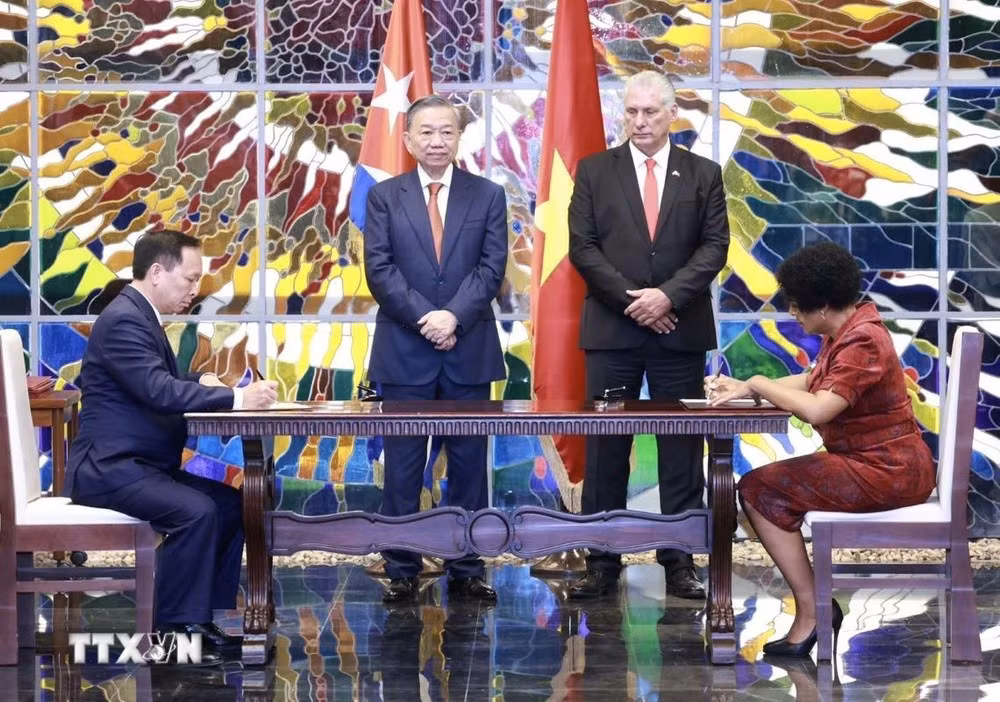 Tổng Bí thư, Chủ tịch nước Tô Lâm và Bí thư thứ nhất Đảng Cộng sản Cuba, Chủ tịch Cuba Miguel Diaz Canel Bermudez chứng kiến Lễ ký kết văn kiện hợp tác giữa Ngân hàng Nhà nước Việt Nam với Ngân hàng Trung ương Cuba. (Ảnh: Lâm Khánh/TTXVN)