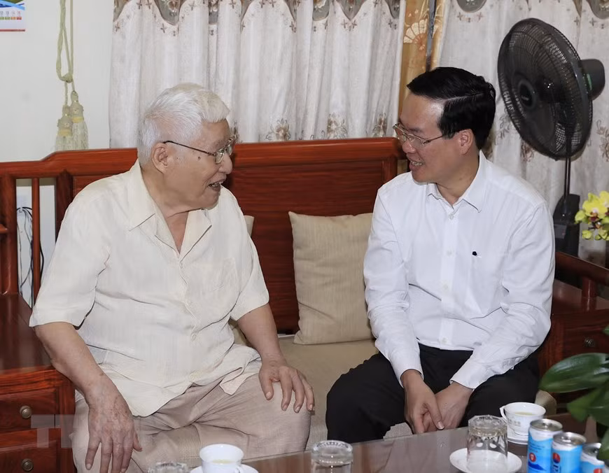Chủ tịch nước Võ Văn Thưởng thăm, tặng quà ông Nguyễn Thanh Quất, nguyên Ủy viên Ban Chấp hành Trung ương Đảng, nguyên Bí thư Tỉnh ủy Hà Bắc, lão thành cách mạng, trú tại phường Ngô Quyền, thành phố Bắc Giang. (Ảnh: Thống Nhất/TTXVN) Chủ tịch nước Võ Văn Thưởng thăm, tặng quà ông Nguyễn Thanh Quất, nguyên Ủy viên Ban Chấp hành Trung ương Đảng, nguyên Bí thư Tỉnh ủy Hà Bắc, lão thành cách mạng, trú tại phường Ngô Quyền, thành phố Bắc Giang. (Ảnh: Thống Nhất/TTXVN)