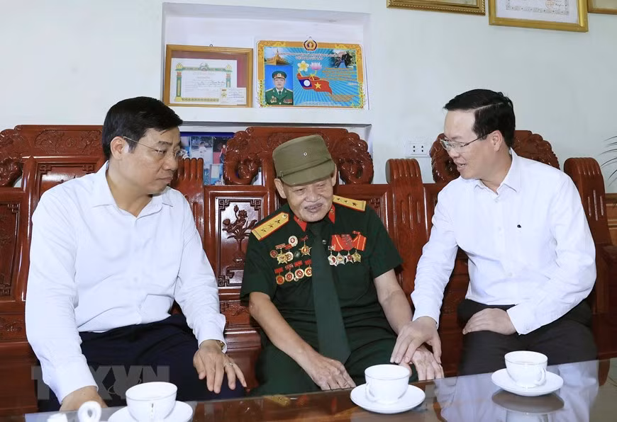 Chủ tịch nước Võ Văn Thưởng thăm, tặng quà ông Nguyễn Văn Thông, thương binh 85%, ở thôn Tân Mỹ, xã Đồng Sơn, thành phố Bắc Giang. (Ảnh: Thống Nhất/TTXVN) Chủ tịch nước Võ Văn Thưởng thăm, tặng quà ông Nguyễn Văn Thông, thương binh 85%, ở thôn Tân Mỹ, xã Đồng Sơn, thành phố Bắc Giang. (Ảnh: Thống Nhất/TTXVN)