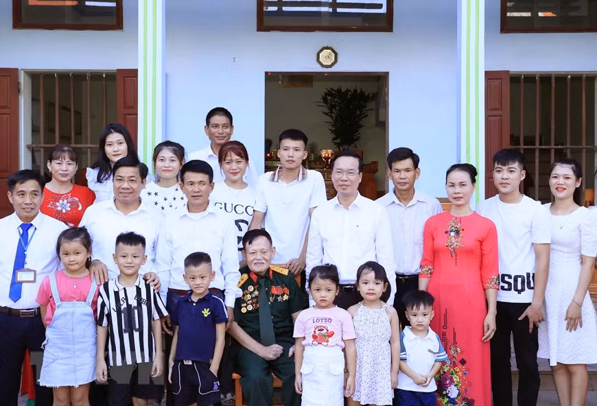 Chủ tịch nước Võ Văn Thưởng thăm, tặng quà gia đình thương binh Nguyễn Văn Thông. (Ảnh: Thống Nhất/TTXVN) Chủ tịch nước Võ Văn Thưởng thăm, tặng quà gia đình thương binh Nguyễn Văn Thông. (Ảnh: Thống Nhất/TTXVN)