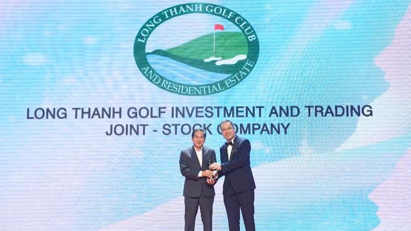 Ông Nguyễn Hữu Thanh - Phó Tổng Giám đốc Công ty cổ phần Đầu tư và Kinh doanh Golf Long Thành nhận cúp “Nơi làm việc tốt nhất châu Á” năm 2022.