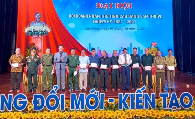 Lãnh đạo tỉnh Cao Bằng và Chủ tịch Trung ương Hội Doanh nhân trẻ Việt Nam tặng quà nạn nhân chất độc da cam ở Cao Bằng. Lãnh đạo tỉnh Cao Bằng và Chủ tịch Trung ương Hội Doanh nhân trẻ Việt Nam tặng quà nạn nhân chất độc da cam ở Cao Bằng.