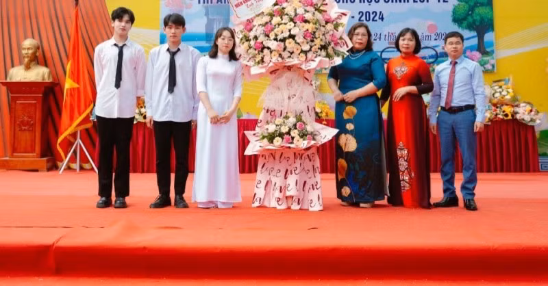 Học sinh lớp 12 tri ân cô Hiệu trưởng Phạm Thị Hòa (thứ 3 từ trái sang) và Ban Giám hiệu.
