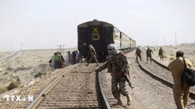 Lực lượng an ninh Pakistan được triển khai tại hiện trường vụ tấn công một đoàn tàu ở Balochistan. (Ảnh: EPA/TTXVN) 