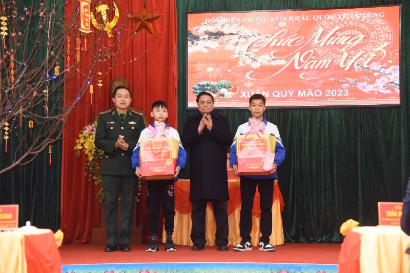Thủ tướng Phạm Minh Chính tặng quà cho các cháu là con nuôi Đồn Biên phòng Tà Lùng.