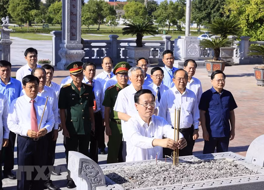 Chủ tịch nước Võ Văn Thưởng dâng hương tại Di tích quốc gia đặc biệt Địa điểm Chiến thắng Xương Giang nhân dịp về dự lễ kỷ niệm 60 năm ngày Bác Hồ về thăm và chỉ đạo Đại hội đại biểu Đảng bộ tỉnh Hà Bắc lần thứ nhất (17/10/1963-17/10/2023). (Ảnh: Thống Nhất/TTXVN) Chủ tịch nước Võ Văn Thưởng dâng hương tại Di tích quốc gia đặc biệt Địa điểm Chiến thắng Xương Giang nhân dịp về dự lễ kỷ niệm 60 năm ngày Bác Hồ về thăm và chỉ đạo Đại hội đại biểu Đảng bộ tỉnh Hà Bắc lần thứ nhất (17/10/1963-17/10/2023). (Ảnh: Thống Nhất/TTXVN)