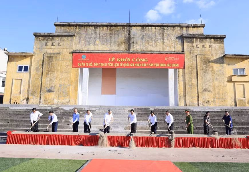 Chủ tịch nước Võ Văn Thưởng và các đại biểu thực hiện nghi lễ khởi công Dự án tu bổ, tôn tạo Di tích Lịch sử quốc gia Khán đài B Sân vận động Bắc Giang. (Ảnh: Thống Nhất/TTXVN) Chủ tịch nước Võ Văn Thưởng và các đại biểu thực hiện nghi lễ khởi công Dự án tu bổ, tôn tạo Di tích Lịch sử quốc gia Khán đài B Sân vận động Bắc Giang. (Ảnh: Thống Nhất/TTXVN)
