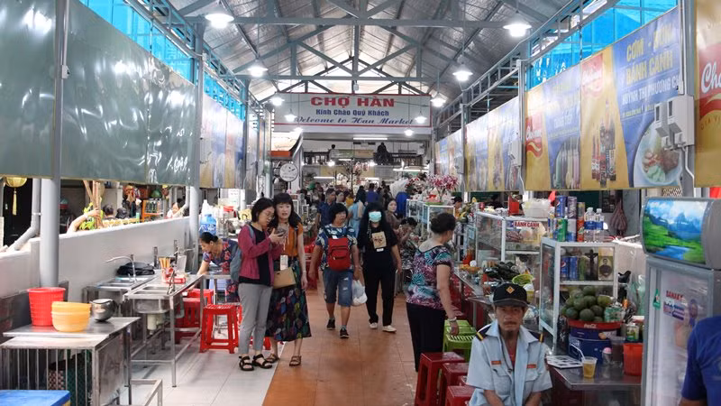 Khu ẩm thực mới sạch sẽ. Khu ẩm thực mới sạch sẽ.