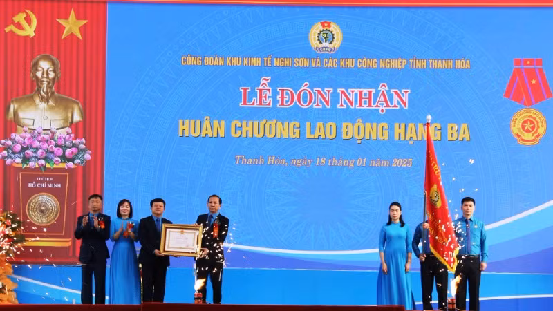 Công đoàn Khu kinh tế Nghi Sơn và các khu công nghiệp tỉnh Thanh Hóa đón Huân chương Lao động.