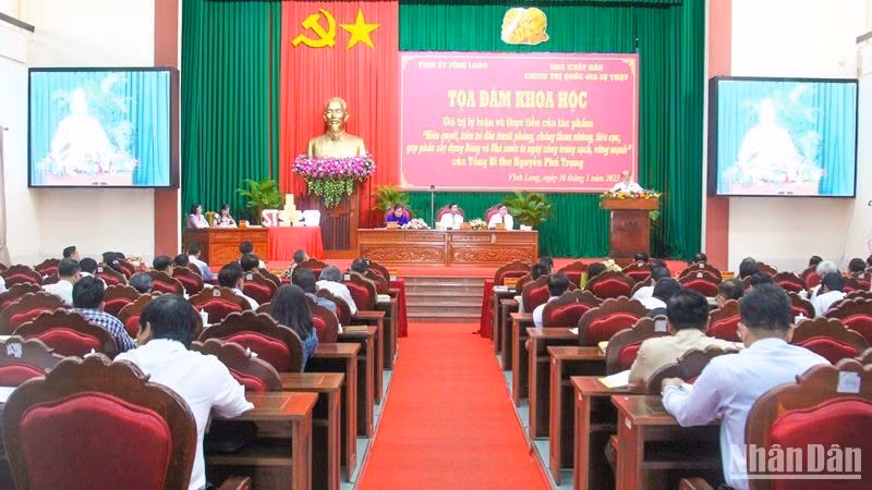 Quang cảnh buổi tọa đàm sáng 30/3. (Ảnh: BÁ DŨNG) 