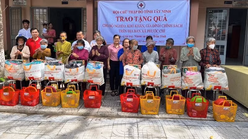 Tặng quà bà con nghèo xã Phước Chỉ.