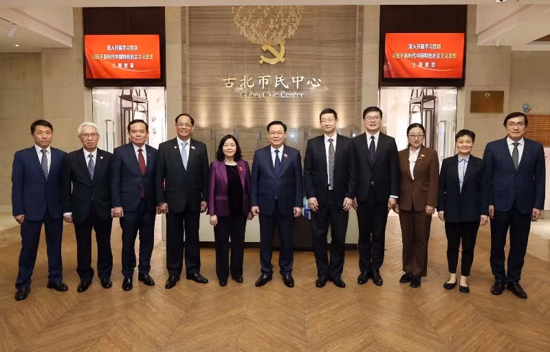Chủ tịch Quốc hội Vương Đình Huệ và thành viên chính thức đoàn Việt Nam với lãnh đạo Trung tâm Lập pháp Hồng Kiều. (Ảnh: Nhan Sáng-TTXVN) Chủ tịch Quốc hội Vương Đình Huệ và thành viên chính thức đoàn Việt Nam với lãnh đạo Trung tâm Lập pháp Hồng Kiều. (Ảnh: Nhan Sáng-TTXVN)