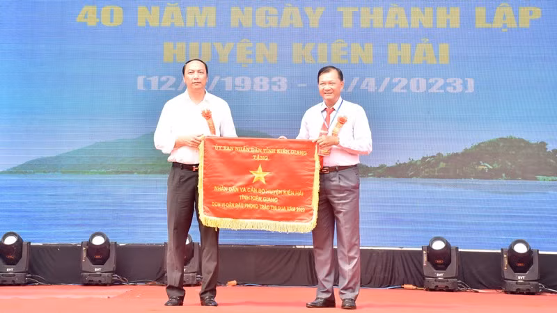 Lãnh đạo tỉnh Kiên Giang tặng Cờ thi đua đơn vị dẫn đầu cho nhân dân và cán bộ huyện Kiên Hải trong phong trào thi đua năm 2022.