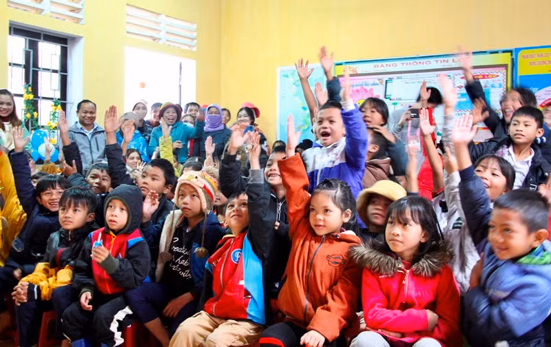 Các em nhỏ vui tươi, hào hứng khi cùng tham những trò chơi thú vị do các anh chị tình nguyện tổ chức. Các em nhỏ vui tươi, hào hứng khi cùng tham những trò chơi thú vị do các anh chị tình nguyện tổ chức.