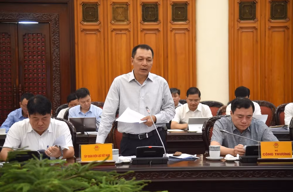 Chủ tịch Tập đoàn Điện lực Việt Nam Đặng Hoàng An báo cáo tiến độ thực hiện dự án Đường dây 500kV mạch 3. Chủ tịch Tập đoàn Điện lực Việt Nam Đặng Hoàng An báo cáo tiến độ thực hiện dự án Đường dây 500kV mạch 3.