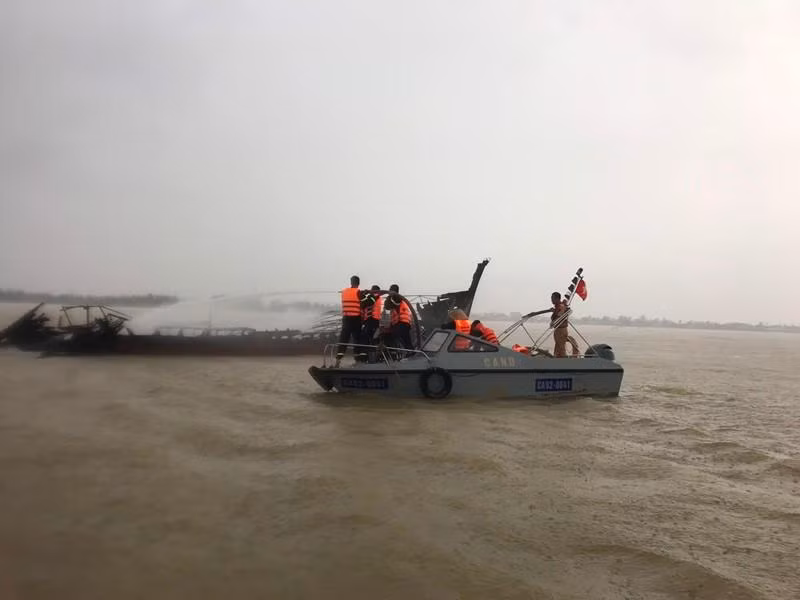 Huy động lực lượng khẩn trương dập tắt đám cháy. Huy động lực lượng khẩn trương dập tắt đám cháy.
