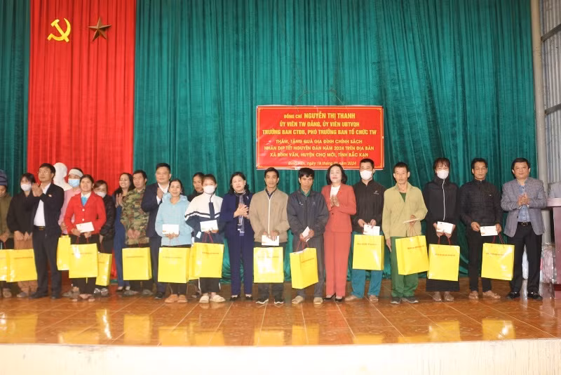 Nhiều cơ quan Trung ương quan tâm hỗ trợ tặng quà Tết cho các gia đình chính sách tại Bắc Kạn. (Trong ảnh: Lãnh đạo Ban Công tác đại biểu của Quốc hội tặng quà cho hộ nghèo ở xã Bình Văn, huyện Chợ Mới). (Ảnh: LÊ TRANG). Nhiều cơ quan Trung ương quan tâm hỗ trợ tặng quà Tết cho các gia đình chính sách tại Bắc Kạn. (Trong ảnh: Lãnh đạo Ban Công tác đại biểu của Quốc hội tặng quà cho hộ nghèo ở xã Bình Văn, huyện Chợ Mới). (Ảnh: LÊ TRANG).