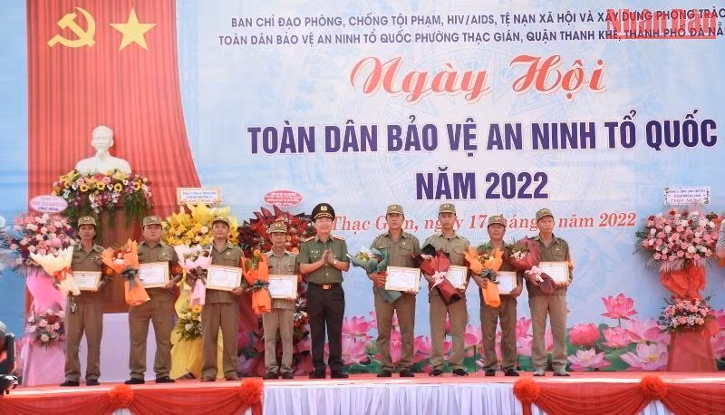 Thiếu tướng Tráng A Tủa, Cục trưởng Cục Xây dựng phong trào bảo vệ an ninh Tổ quốc trao Kỷ niệm chương Bảo vệ an ninh Tổ quốc cho các cá nhân tiêu biểu.