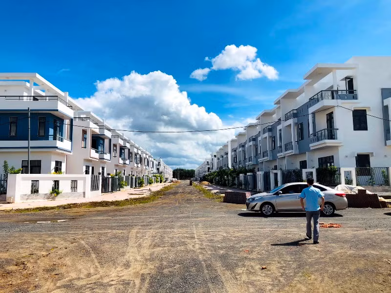 Một dãy nhà liên kế của Dự án khu dân cư Tân Thịnh. Một dãy nhà liên kế của Dự án khu dân cư Tân Thịnh.