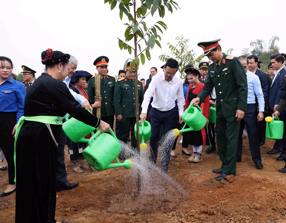 Chủ tịch nước Võ Văn Thưởng cùng các đại biểu tham gia trồng cây sau Lễ phát động. Ảnh: Vũ Sinh/TTXVN Chủ tịch nước Võ Văn Thưởng cùng các đại biểu tham gia trồng cây sau Lễ phát động. Ảnh: Vũ Sinh/TTXVN