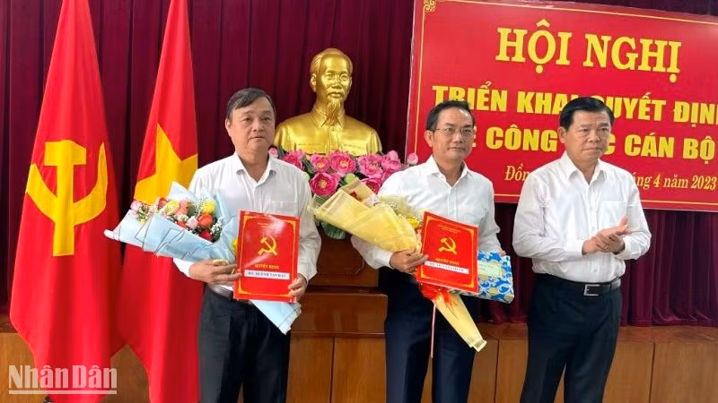 Đồng chí Võ Văn Chánh và đồng chí Huỳnh Tấn Đạt nhận quyết định của Ban Thường vụ Tỉnh ủy Đồng Nai.