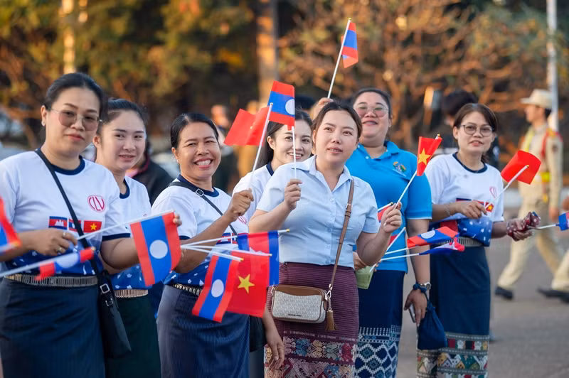 Các đại biểu quốc tế cổ vũ các vận động viên tham gia cuộc đua.