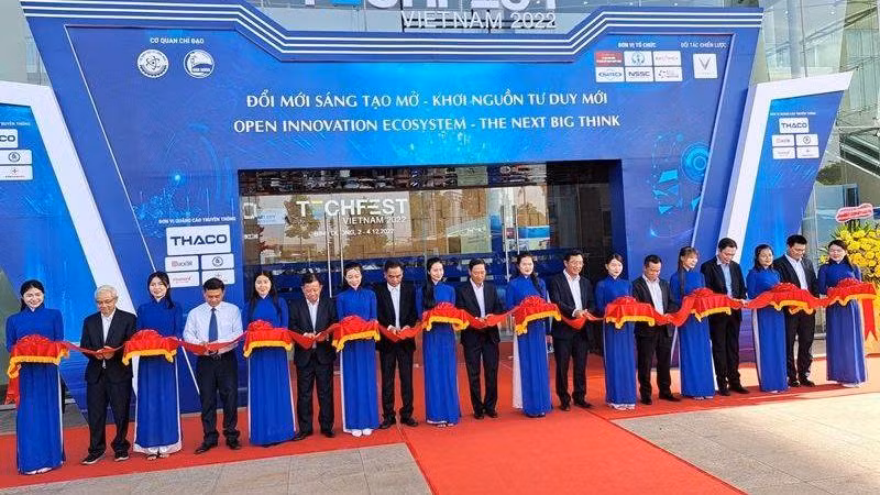 Các đại biểu thực hiện nghi thức khai mạc triển lãm và chuỗi các hoạt động của Techfest Vietnam 2022.