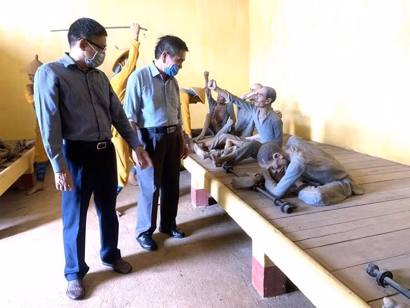 Du khách tham quan Di tích quốc gia đặc biệt Nhà đày Buôn Ma Thuột.