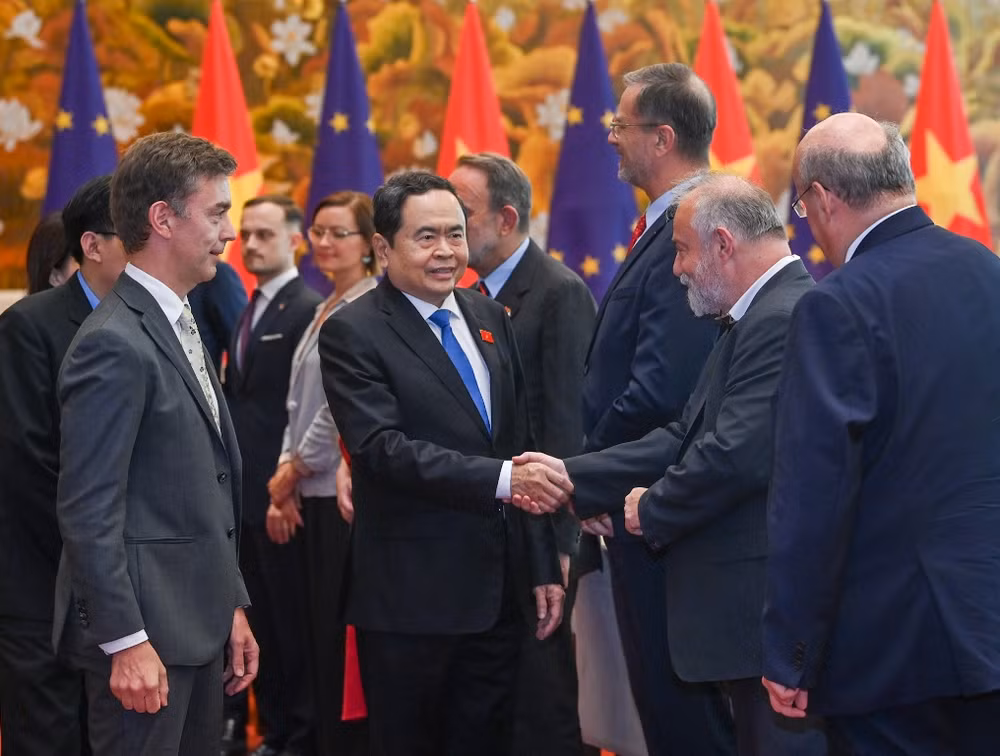 Chủ tịch Quốc hội Trần Thanh Mẫn với Đại sứ EU và Đại sứ, Đại biện các nước thành viên EU. Chủ tịch Quốc hội Trần Thanh Mẫn với Đại sứ EU và Đại sứ, Đại biện các nước thành viên EU.