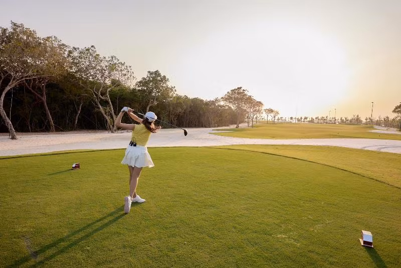Eschuri Vung Bau Golf được thiết kế và xây dựng bởi cái bắt tay giữa tập đoàn Sun Group và sự tài hoa của IMG – tập đoàn thiết kế và quản lý sân golf hàng đầu thế giới.