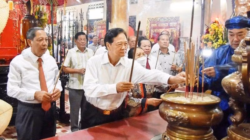Đồng chí Nguyễn Tấn Dũng, nguyên Ủy viên Bộ Chính trị, nguyên Thủ tướng Chính phủ cùng lãnh đạo tỉnh Kiên Giang thắp hương tưởng niệm Anh hùng dân tộc Nguyễn Trung Trực, ngày 21/9. 