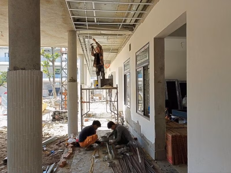 Lắp ốp trần hành lang lớp học. Lắp ốp trần hành lang lớp học.