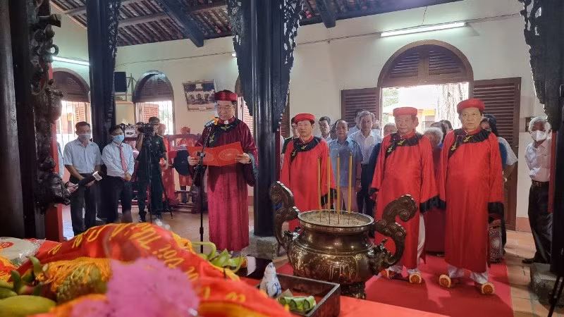 Chủ tịch Ủy ban nhân dân tỉnh Vĩnh Long Lữ Quang Ngời đọc văn khấn Vua Hùng.