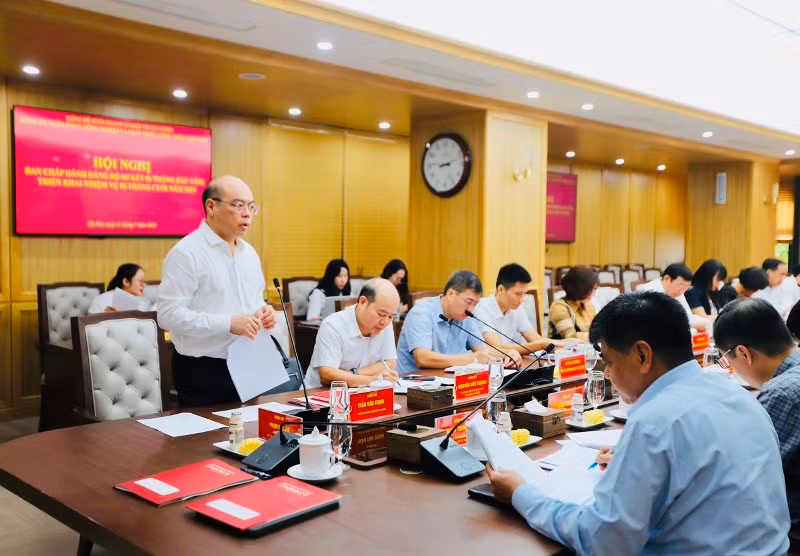 Đồng chí Trần Văn Thịnh - Phó Bí thư Thường trực Đảng ủy Agribank báo cáo kết quả công tác 6 tháng đầu năm, nhiệm vụ trọng tâm 6 tháng cuối năm 2024 của Đảng bộ Agribank.
