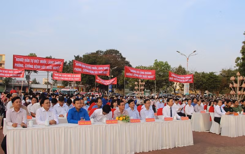 Gần 400 đại biểu, nhân viên y tế, đoàn viên thanh niên, học sinh tham dự Lễ phát động. Gần 400 đại biểu, nhân viên y tế, đoàn viên thanh niên, học sinh tham dự Lễ phát động.