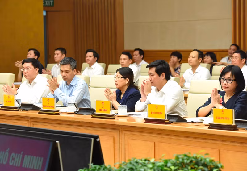 Tại Hội nghị, các đại biểu được nghe giới thiệu nội dung Nghị quyết số 37-NQ/TW, Kết luận số 48-KL/TW, Nghị quyết số 595/NQ-UBTVQH15, Nghị quyết số 35/2023/UBTVQH15, Nghị quyết 117/NQ-CP về sắp xếp đơn vị hành chính cấp huyện, cấp xã. Bên cạnh đó, Hội nghị cũng được nghe các hướng dẫn các bước sắp xếp đơn vị hành chính cấp huyện, cấp xã; việc rà soát, thực hiện điều chỉnh, bổ sung các quy hoạch; việc điều chỉnh địa giới hành chính; việc quản lý tài chính, biên chế… Tại Hội nghị, các đại biểu được nghe giới thiệu nội dung Nghị quyết số 37-NQ/TW, Kết luận số 48-KL/TW, Nghị quyết số 595/NQ-UBTVQH15, Nghị quyết số 35/2023/UBTVQH15, Nghị quyết 117/NQ-CP về sắp xếp đơn vị hành chính cấp huyện, cấp xã. Bên cạnh đó, Hội nghị cũng được nghe các hướng dẫn các bước sắp xếp đơn vị hành chính cấp huyện, cấp xã; việc rà soát, thực hiện điều chỉnh, bổ sung các quy hoạch; việc điều chỉnh địa giới hành chính; việc quản lý tài chính, biên chế…