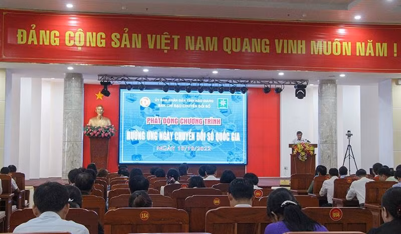 Quang cảnh buổi phát động hưởng ứng Ngày Chuyển đổi số Quốc gia. Quang cảnh buổi phát động hưởng ứng Ngày Chuyển đổi số Quốc gia.