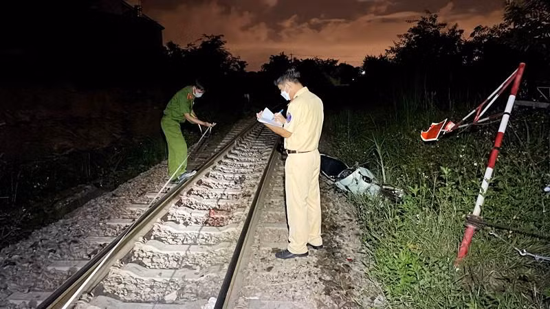 Lực lượng chức năng Công an huyện Hàm Thuận Nam tiến hành khám nghiệm hiện trường vụ tai nạn. Lực lượng chức năng Công an huyện Hàm Thuận Nam tiến hành khám nghiệm hiện trường vụ tai nạn.