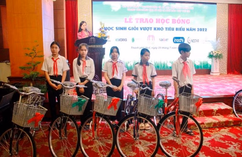 Những em học sinh nghèo, mồ côi, hoàn cảnh khó khăn còn được nhận xe đạp của các tổ chức, nhà tài trợ trong tỉnh. Những em học sinh nghèo, mồ côi, hoàn cảnh khó khăn còn được nhận xe đạp của các tổ chức, nhà tài trợ trong tỉnh.