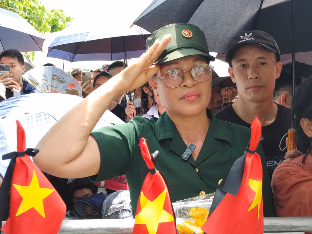 Bà Lại Thị Luân, cựu chiến binh 65 tuổi, ở Chương Mỹ, Hà Nội đi cùng 2 người bạn đến khu vực Nghĩa trang Mai Dịch từ sớm. Dù phải đứng chờ dưới nắng nóng, bà cho biết nhất định phải đến tiễn đưa Tổng Bí thư Nguyễn Phú Trọng về nơi an nghỉ cuối cùng để tỏ lòng thành kính với người lãnh đạo vì nước, vì dân. Bà Lại Thị Luân, cựu chiến binh 65 tuổi, ở Chương Mỹ, Hà Nội đi cùng 2 người bạn đến khu vực Nghĩa trang Mai Dịch từ sớm. Dù phải đứng chờ dưới nắng nóng, bà cho biết nhất định phải đến tiễn đưa Tổng Bí thư Nguyễn Phú Trọng về nơi an nghỉ cuối cùng để tỏ lòng thành kính với người lãnh đạo vì nước, vì dân.