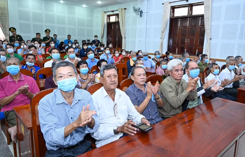 Các gia đình chính sách và đồng bào dân tộc dự buổi lễ. (Ảnh Duy Linh)