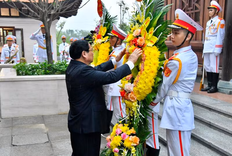 Đoàn đại biểu lãnh đạo Đảng, Nhà nước do Thủ tướng Phạm Minh Chính dẫn đầu dâng hoa tưởng niệm các Anh hùng, liệt sĩ. (Ảnh: Thanh Giang)