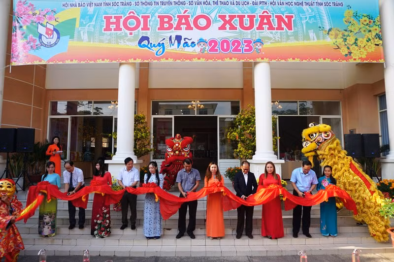 Lãnh đạo tỉnh Sóc Trăng cắt băng khai mạc Hội báo Xuân 2023.