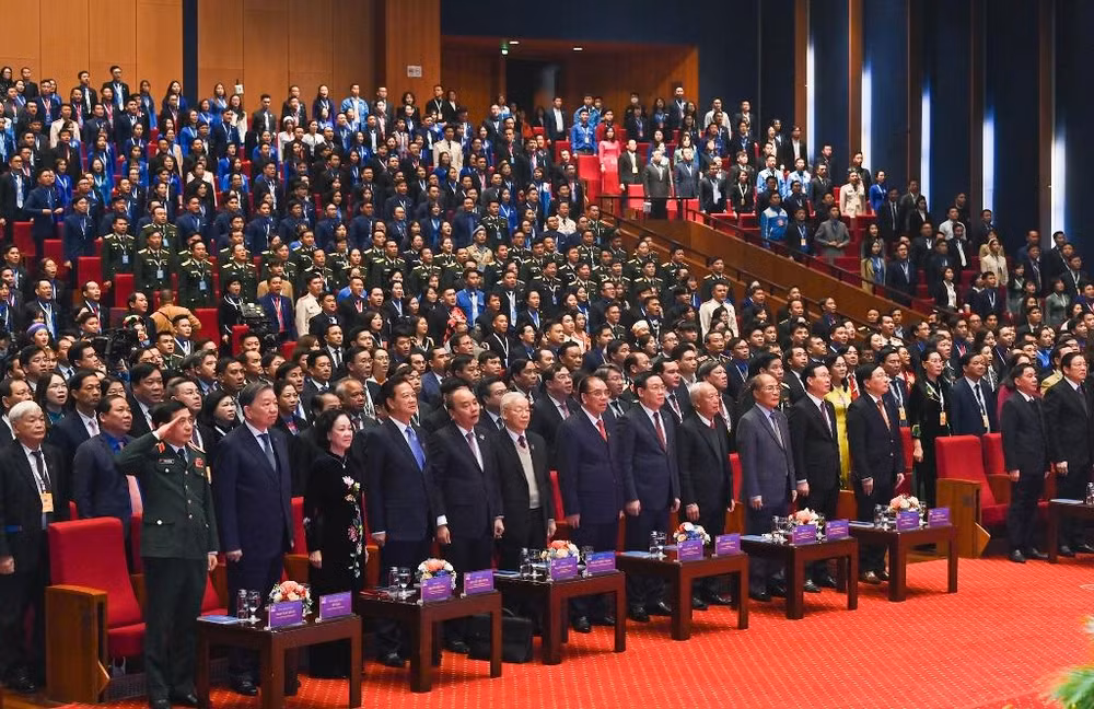Các đồng chí lãnh đạo, nguyên lãnh đạo Đảng, Nhà nước thực hiện nghi thức chào cờ. Các đồng chí lãnh đạo, nguyên lãnh đạo Đảng, Nhà nước thực hiện nghi thức chào cờ.